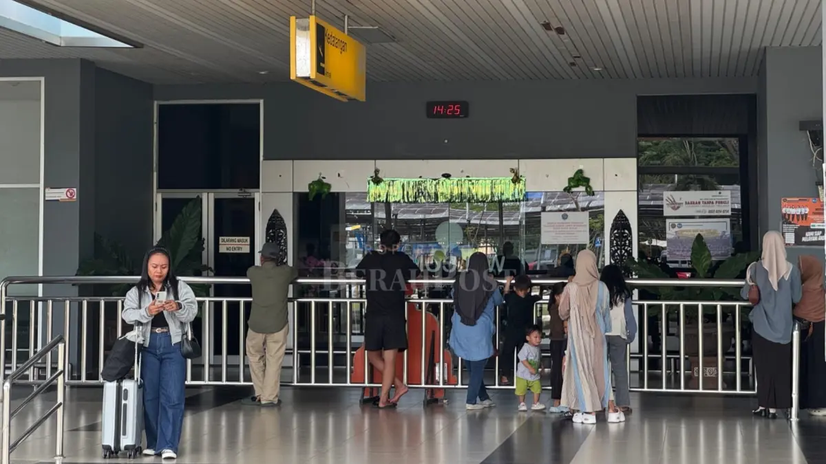 PERMUDAH MOBILITAS: Manajemen Bandara Kalimarau menerapkan pemeriksaan lebih ketat dibanding biasanya, pada hari keberangkatan jemaah haji asal Berau ke Embarkasi Balikpapan pada Kamis (14/5).&nbsp; (SENO/BP)