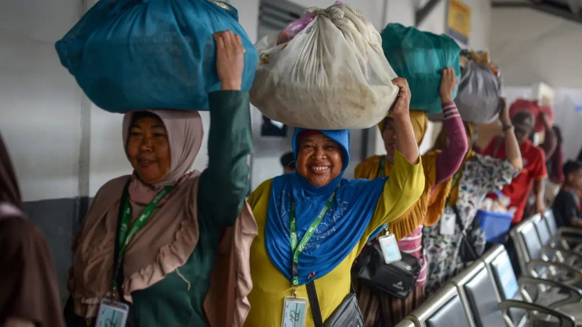 ROMBONGAN: Sejumlah pedagang membawa barang dagangannya berisi makanan usai turun dari kereta api lokal Rangkasbitung-Merak di Stasiun Serang. (ANTARA)