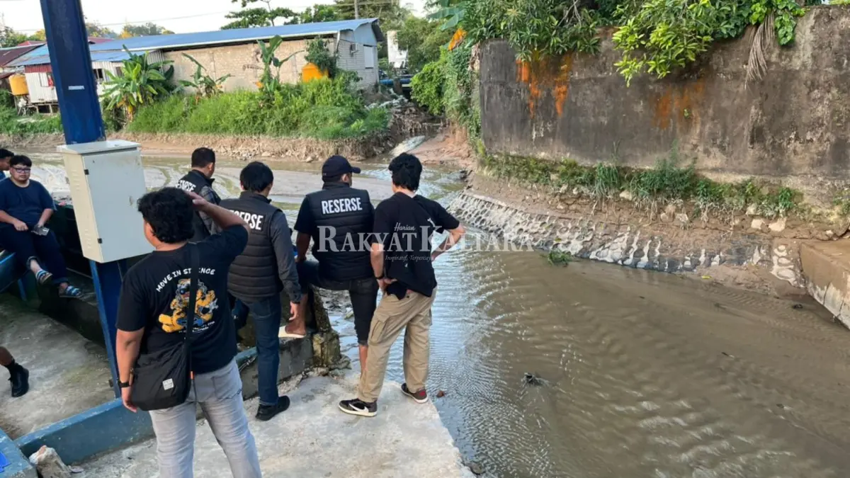 UJI SAMPEL: Tim laboratorium DLH Tarakan mengambil air untuk diuji sampel. (HRK)