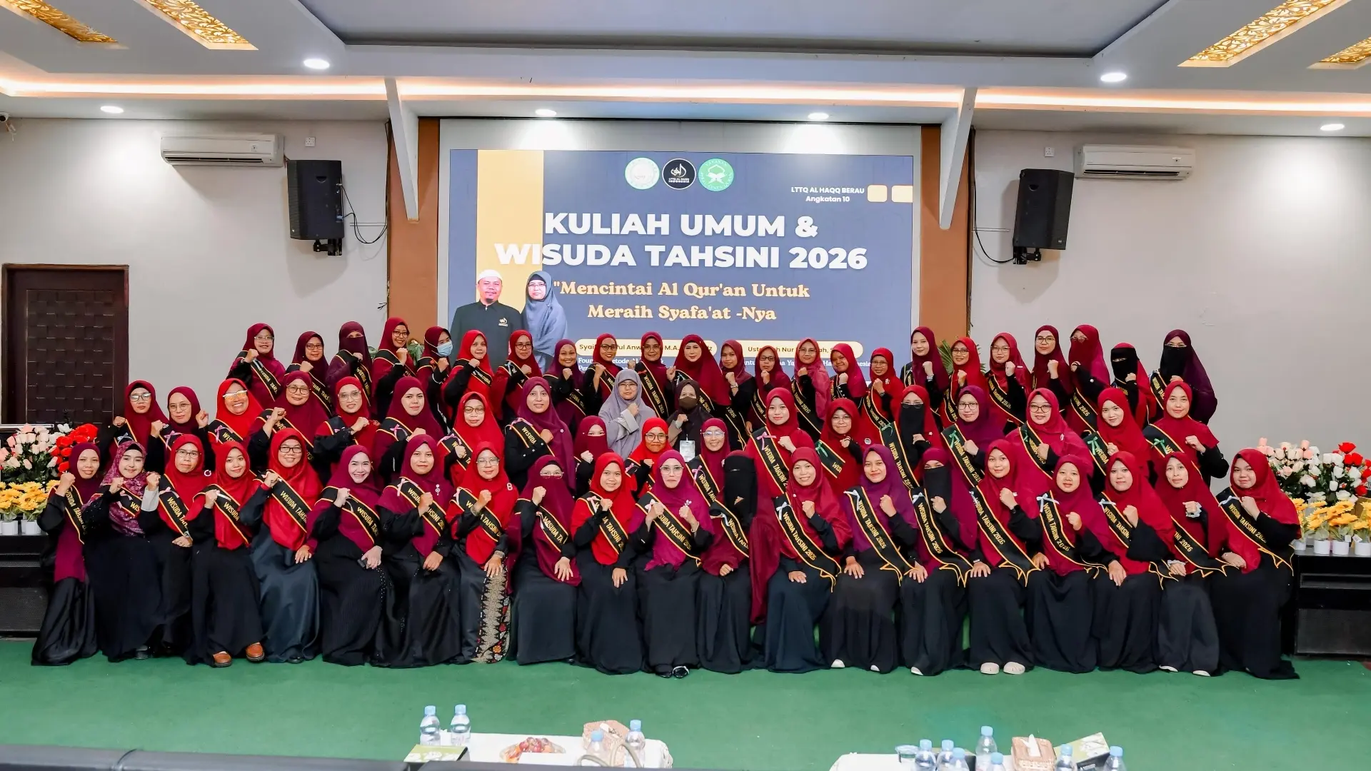 WISUDA: Puluhan wisudawati LTTQ Al Haqq Berau yang digelar Sabtu (9/5) lalu. (IST)
