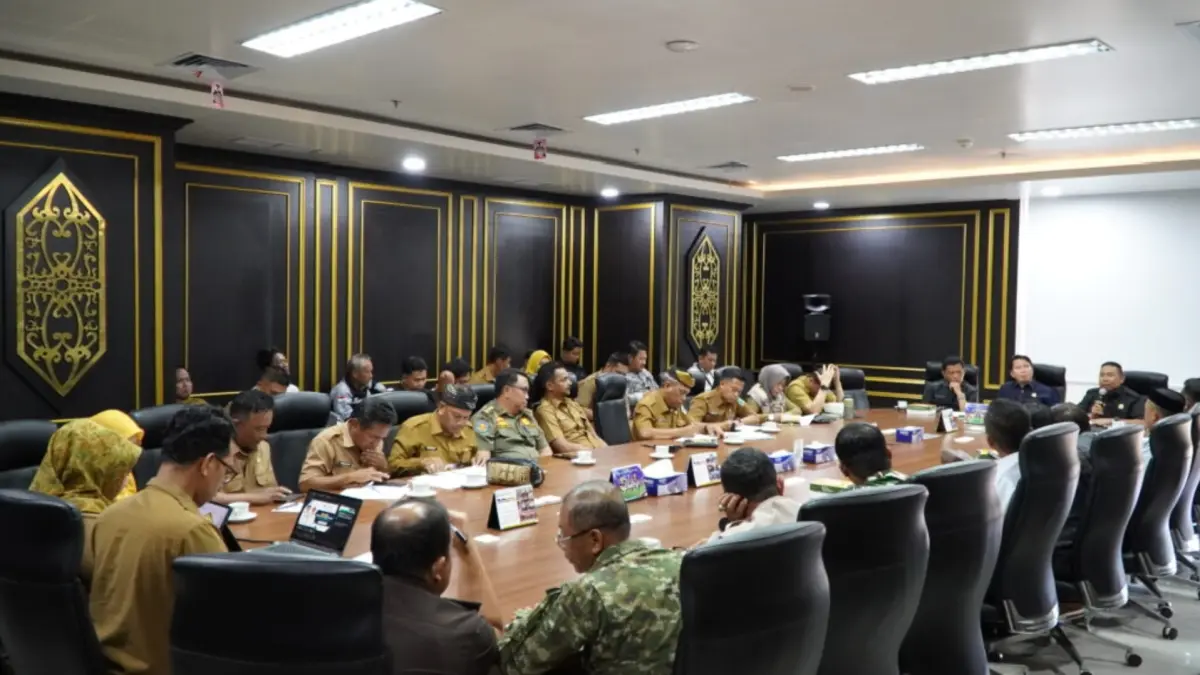 BAHAS BBM: Pemprov Kaltara dengan pemerintah kabupaten/kota dan PT Pertamina Patra Niaga membentuk tim bersama untuk memperkuat pengawasan pendistribusian BBM. (DKISP KALTARA)