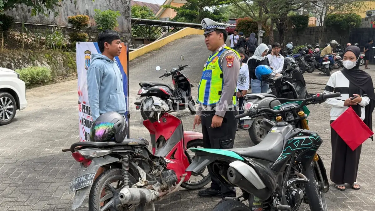 PERIKSA SURAT: Tim gabungan Samsat Tarakan dan Satlantas Polres Tarakan periksa surat kendaraan. (SEPTIAN ASMADI/HRK)