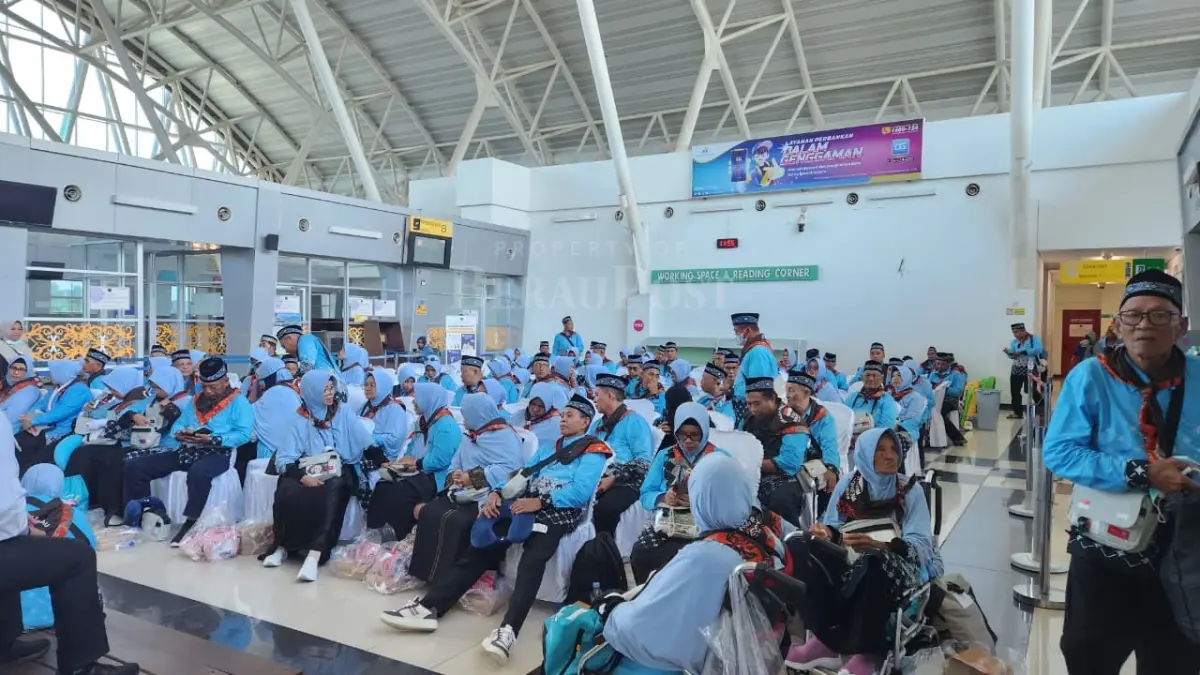 SELAMAT JALAN: Bupati Berau, Sri Juniarsih, melepas keberangkatan 211 calon jemaah haji asal Kabupaten Berau menuju Embarkasi Balikpapan, Kamis (14/5). (MARNI/BP)