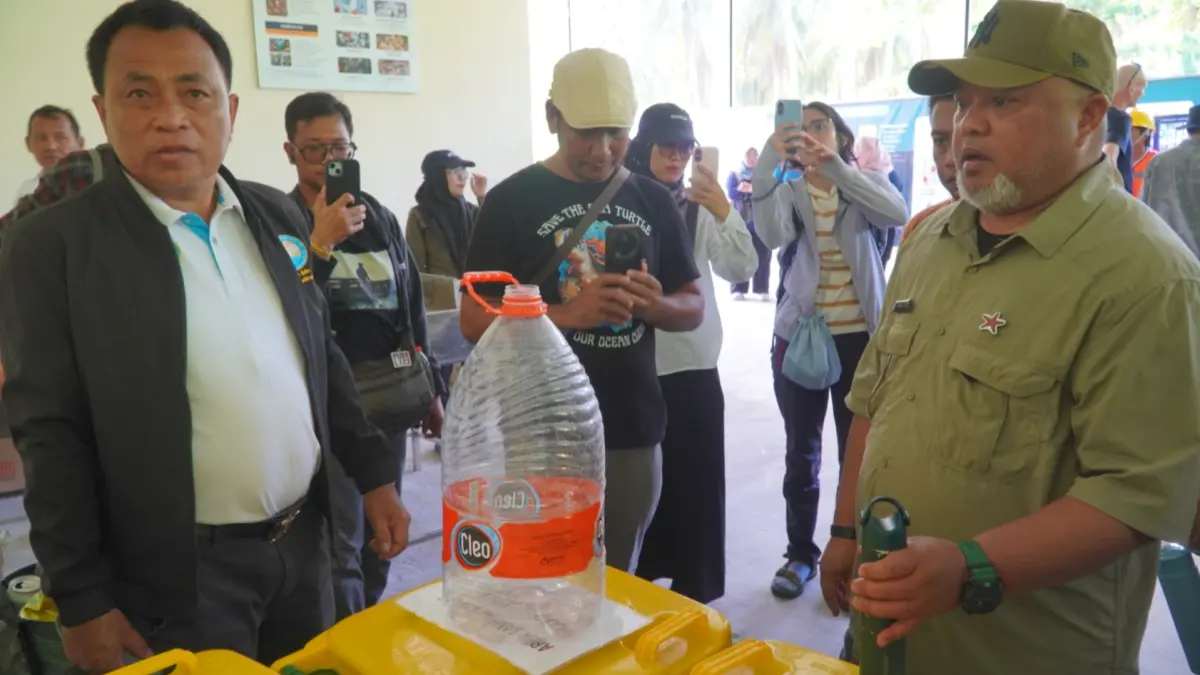 TINJAU TPS3R: Wakil Bupati Berau, Gamalis, meninjau proses pengelolaan sampah di TPS3R Pulau Derawan bersama peserta kegiatan Plastic Smart Islands. (PROKOPIM UNTUK BERAU POST)