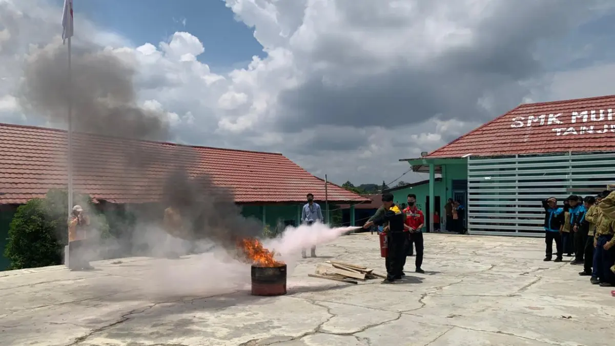 EDUKASI: PT Pamapersada Nusantara menggelar kunjungan ke sekolah untuk edukasi kesiapsiagaan bencana kebakaran. (PAMA UNTUK BERAU POST)