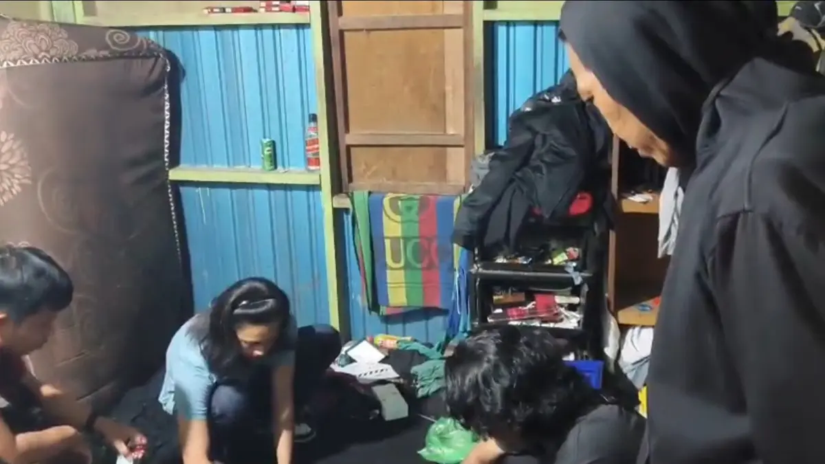 TRANSAKSI SABU: Tersangka DA (paling kanan) saat diamankan tim opsnal Satresnarkoba Polres Tarakan. (HRK)