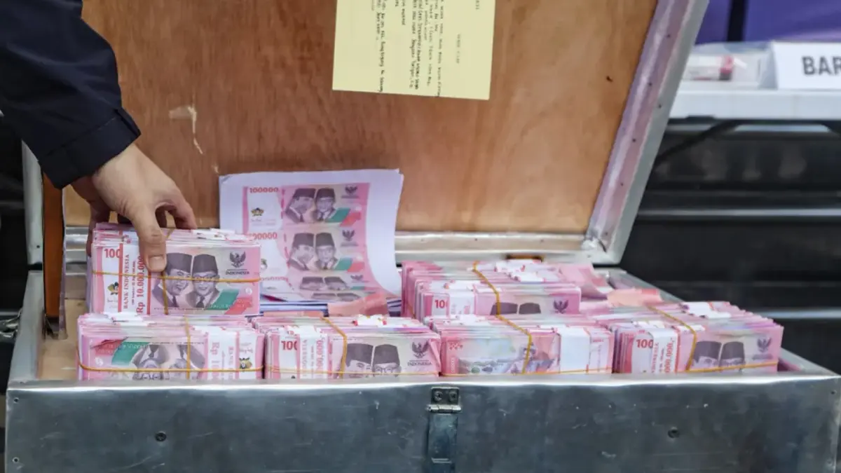 Petugas menata barang bukti uang palsu saat rilis kasus pembuatan uang palsu di Polda Metro Jaya, Jakarta, Rabu (1/4/2026). Jumlah temuan uang rupiah palsu menurun dalam tiga tahun terakhir, dari rasio 5 ppm pada 2023 menjadi 1 ppm pada April 2026. (Salman Toyibi/Jawa Pos)

