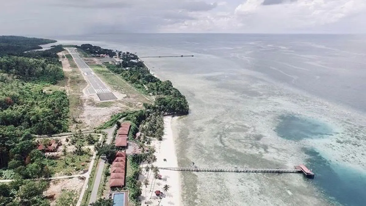 DAYA TARIK: Keindahan Pulau Maratua menjadi salah satu destinasi yang banyak dikunjungi wisatawan, namun disayangkan jaringan internet masih sering lelet. (BERAU POST)