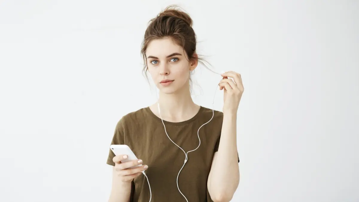 Ilustrasi penggunaan headphone kabel. (Magnific)