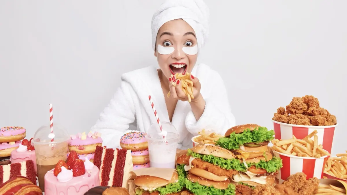 Ilustrasi seseorang mengonsumsi makanan ultrafood. (Magnific)