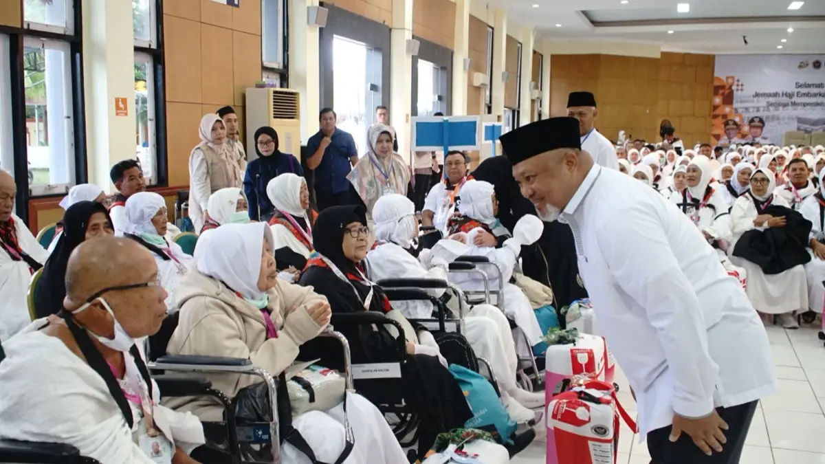 LEPAS JEMAAH: Wakil Bupati Berau, Gamalis, melepas ratusan CJH asal Berau di Embarkasi Balikpapan sebelum bertolak ke Arab Saudi. (SENO/BP)
