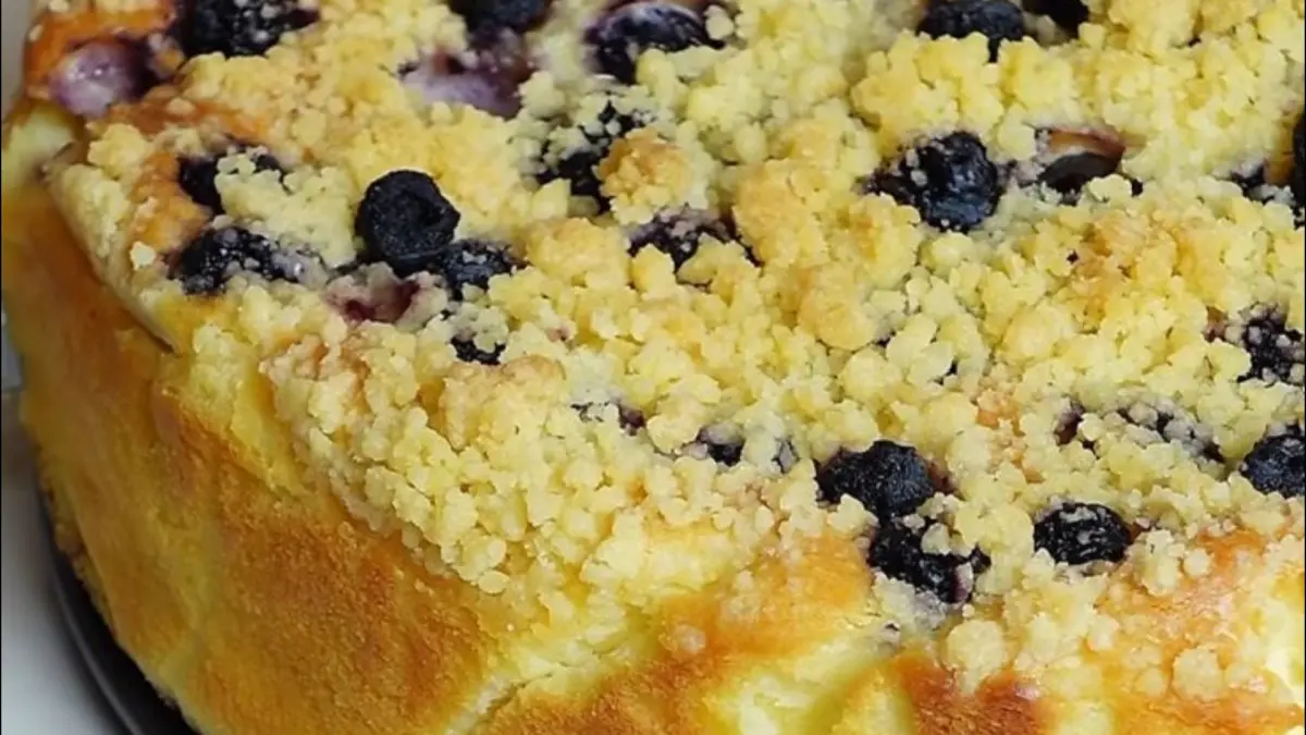 Potret blueberry crumble cheesecake dengan tekstur creamy dan topping crumble renyah (Instagram: @lelystaste)