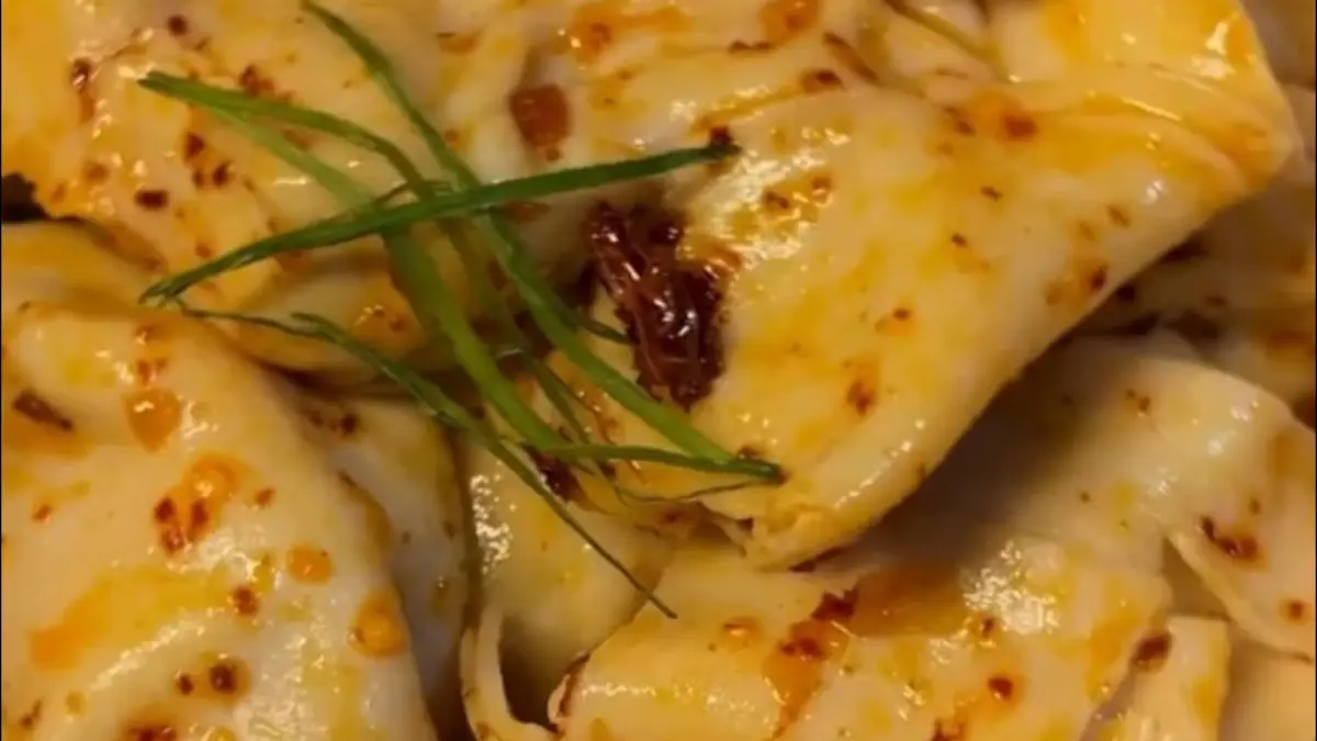 Potret pangsit ayam chili oil dengan isian juicy dan gurih (Instagram: @leonitable)