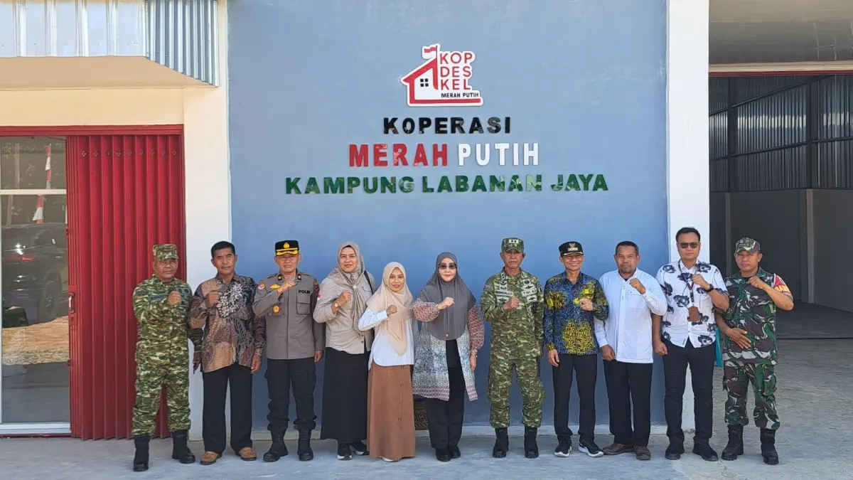 SIMBOLIS: Bupati Berau Sri Juniarsih berfoto bersama seusai mengikuti peluncuran KDMP secara daring oleh Presiden Prabowo Subianto. (PROKOPIM UNTUK BERAU POST)