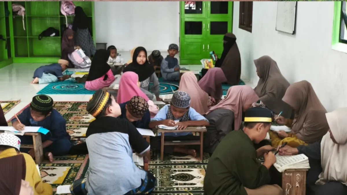 WUJUDKAN KOLABORASI: Anak-anak di Kampung Maluang mengikuti kegiatan belajar mengaji di TPA Al Mukti dan TPA Baiturrahman yang dibangun melalui dukungan PT Berau Coal. (BERAU COAL UNTUK BERAU POST)