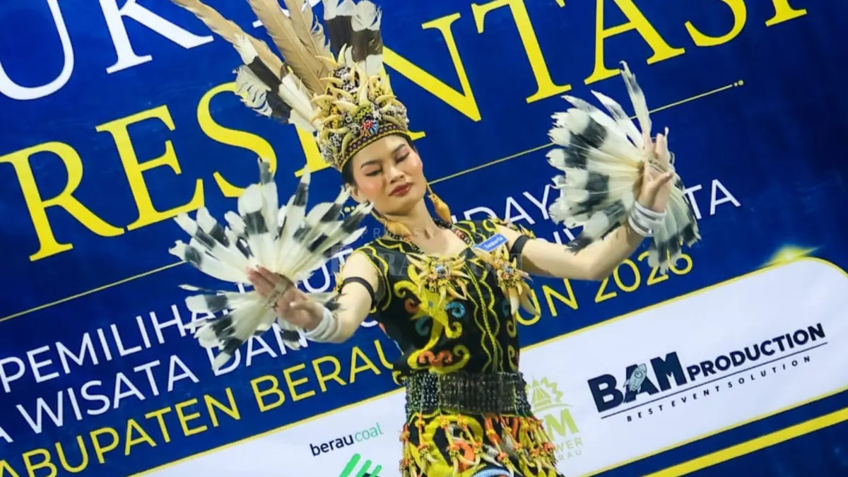 MALAM UNJUK BAKAT: Para peserta Duta Wisata, Duta Budaya, dan Putri Pariwisata sedang menampilkan unjuk bakat di Panggung Barintak Tepian Sungai Segah. (IZZA/BP)