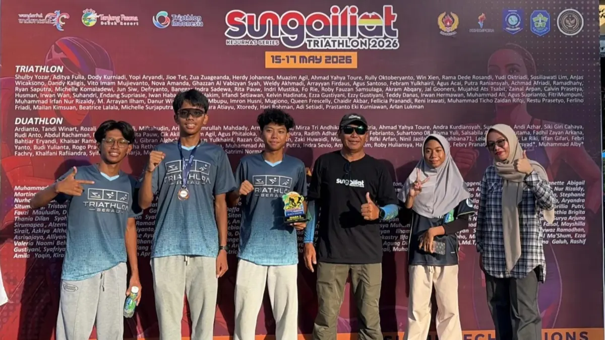 BANGGA: Atlet Berau raih podium di Kejurnas Triathlon Seri 1 yang berlangsung di Sungailiat, Bangka Belitung, pada 15 hingga 17 Mei lalu. (TRIATHLON BERAU UNTUK BP)