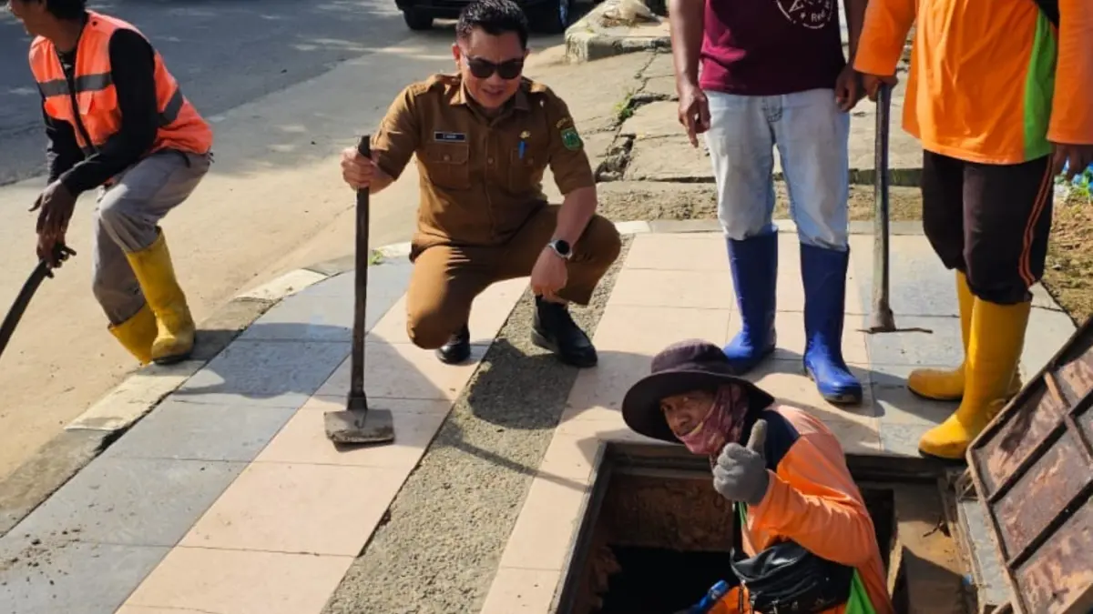 BERSIHAN DRAINASE: Kepala DLHK Berau, Zulkifli Azhari bersama tim saat melakukan pembersihan drainase di Jalan Gatot Soebroto kemarin. (ARTA KUSUMA YUNANDA/BP)