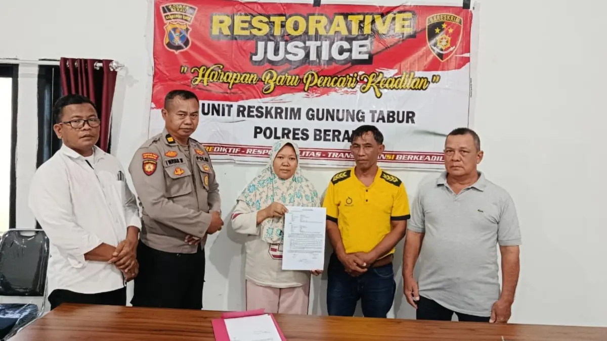 DAMAI: Polsek Gunung Tabur saat melakukan Restorative Justice kemarin. (ARTA KUSUMA YUNANDA/BP)