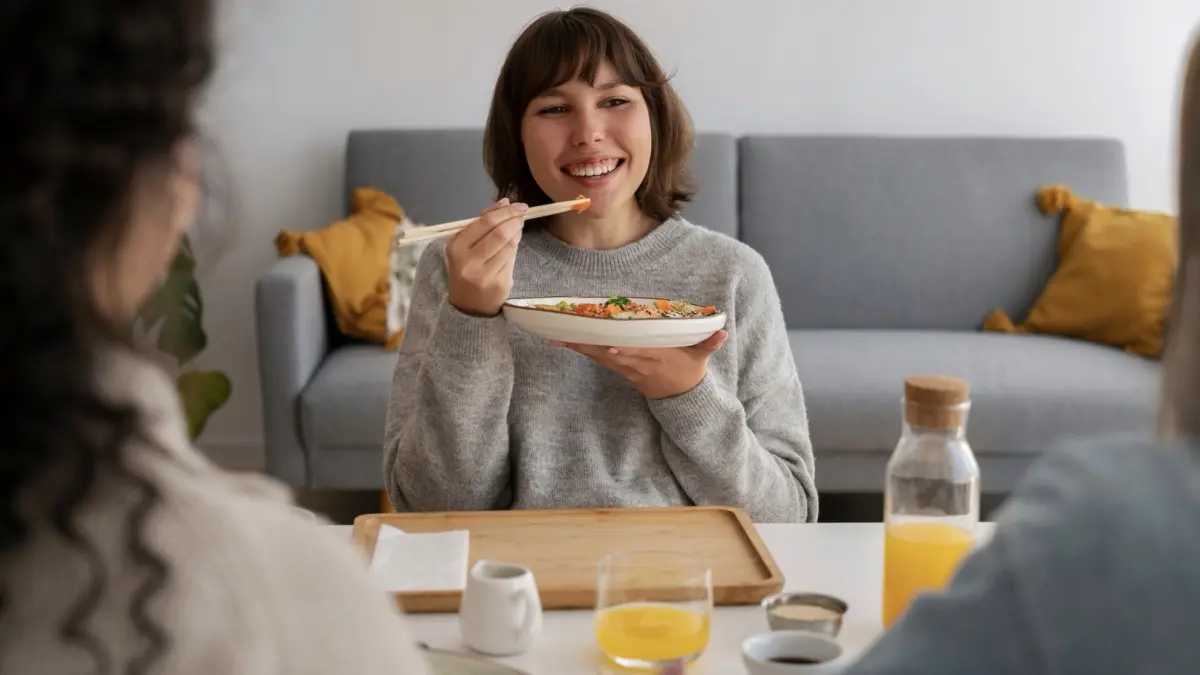 Ilustrasi seseorang makan dengan mindset mindful portion. (Magnific)