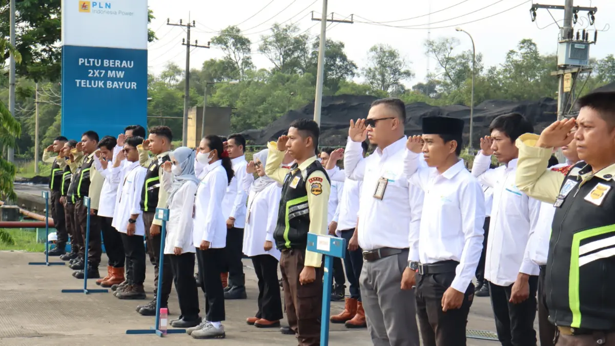 Jajaran manajemen beserta seluruh pegawai PLN Indonesia Power UBP Berau mengikuti upacara bendera memperingati Hari Kebangkitan Nasional (Harkitnas) ke-118 di lapangan Gedung Administrasi PLTU Berau, Tanjung Redeb. (PLN IP UBP BERAU UNTUK BP)