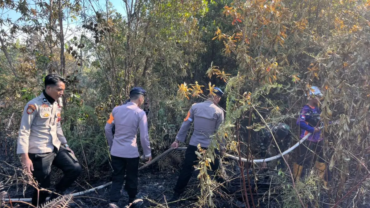 KARHUTLA: Kebakaran hutan saat melanda Pantai Amal belum lama ini. (SEPTIAN ASMADI/HRK)