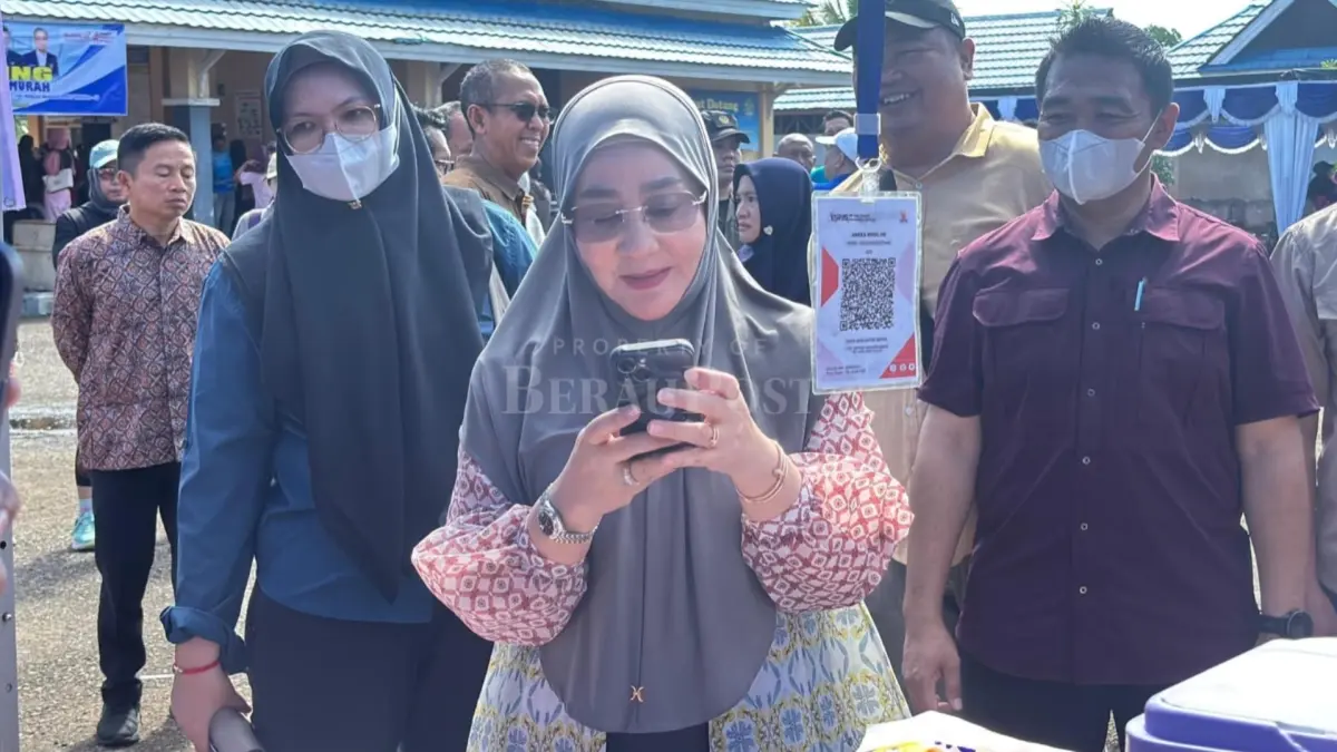 QRIS: Bupati Berau Sri Juniarsih saat melakukan pembayaran menggunakan QRIS. (MARNI/BP)