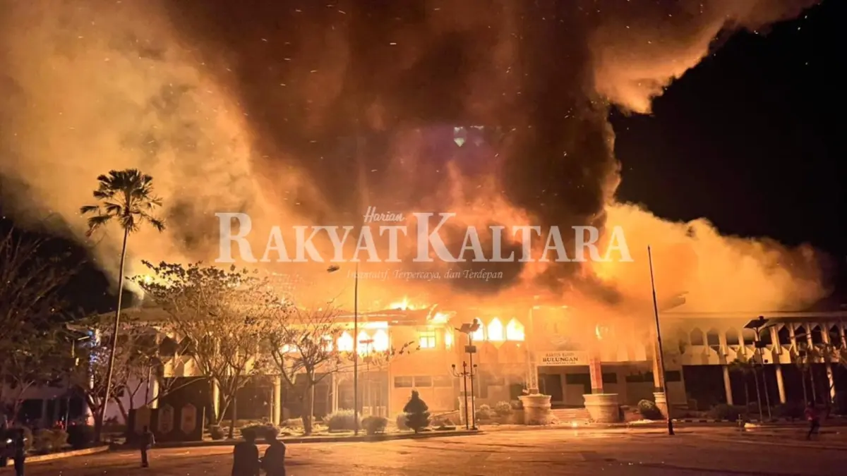 TERBAKAR: Kantor Bupati Bulungan terbakar, Rabu (20/5) pukul 21.00 Wita. (FAISAL/HRK)