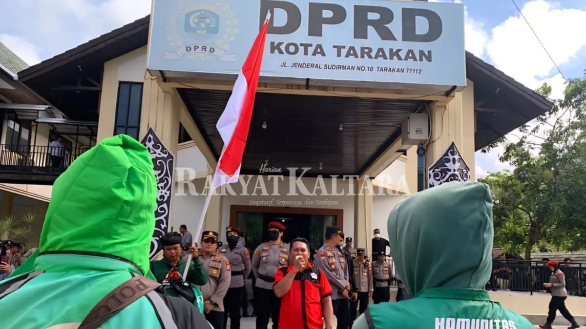 AKSI OJOL: Ratusan ojol saat menyampaikan aspirasi di kantor DPRD Tarakan, Rabu (20/5). (SEPTIAN ASMADI/HRK)