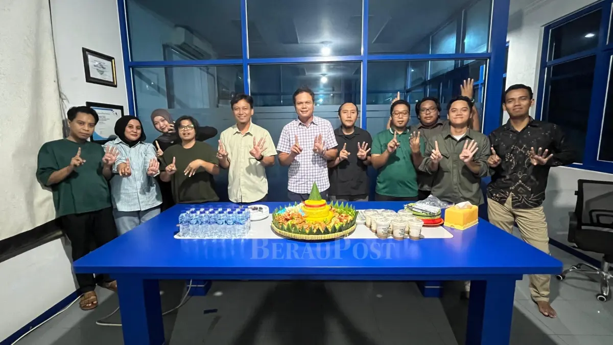 BERTUMBUH BERSAMA: Direktur Berau Post Firman Wahyudi didampingi jajaran manager dan awak redaksi saat melaksanakan syukuran sederhana memperingati hari jadi Berau Post ke 14 tahun dengan mengusung semangat Bertumbuh Bersama. (WISE ADAM/BP)