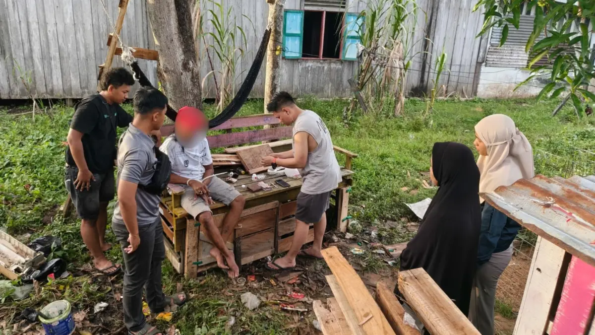 DIGEREBEK POLISI: Tersangka saat digerebek tim opsnal Satresnarkoba Polres Tarakan, Minggu (10/5). (POLRES TARAKAN UNTUK HRK)