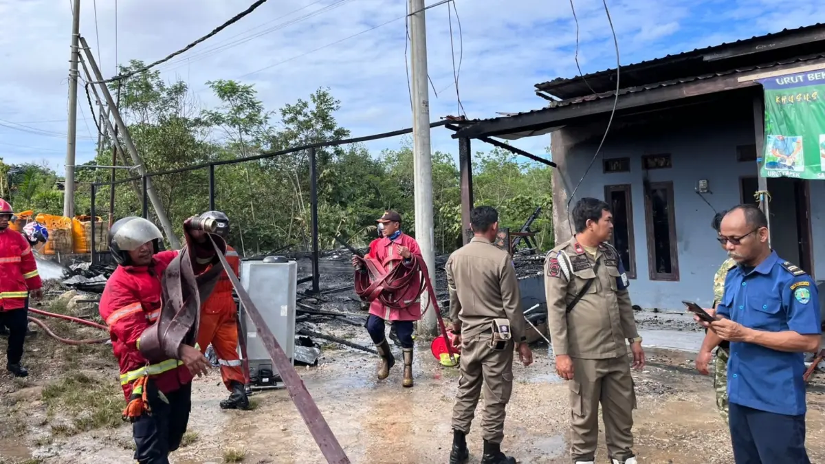 HANGUSKAN RUMAH KONTRAKAN: Kebakaran terjadi di Desa Gunung Sari, Kecamatan Tanjung Selor, Selasa (19/5) pagi, menghanguskan 4 unit rumah kontrakan. (POLRESTA BULUNGAN)
