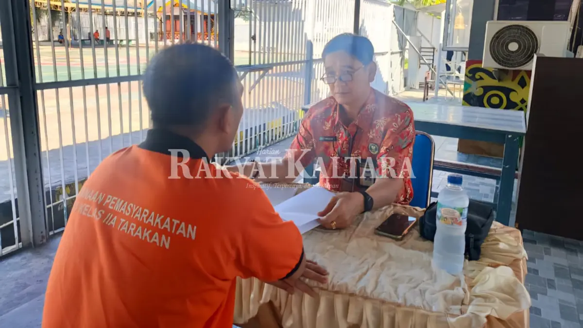 PEMULIHAN: Napi narkoba Lapas Kelas II A Tarakan saat dilakukan screening oleh BNNP Kaltara, Rabu (20/5). (SEPTIAN ASMADI/HRK)