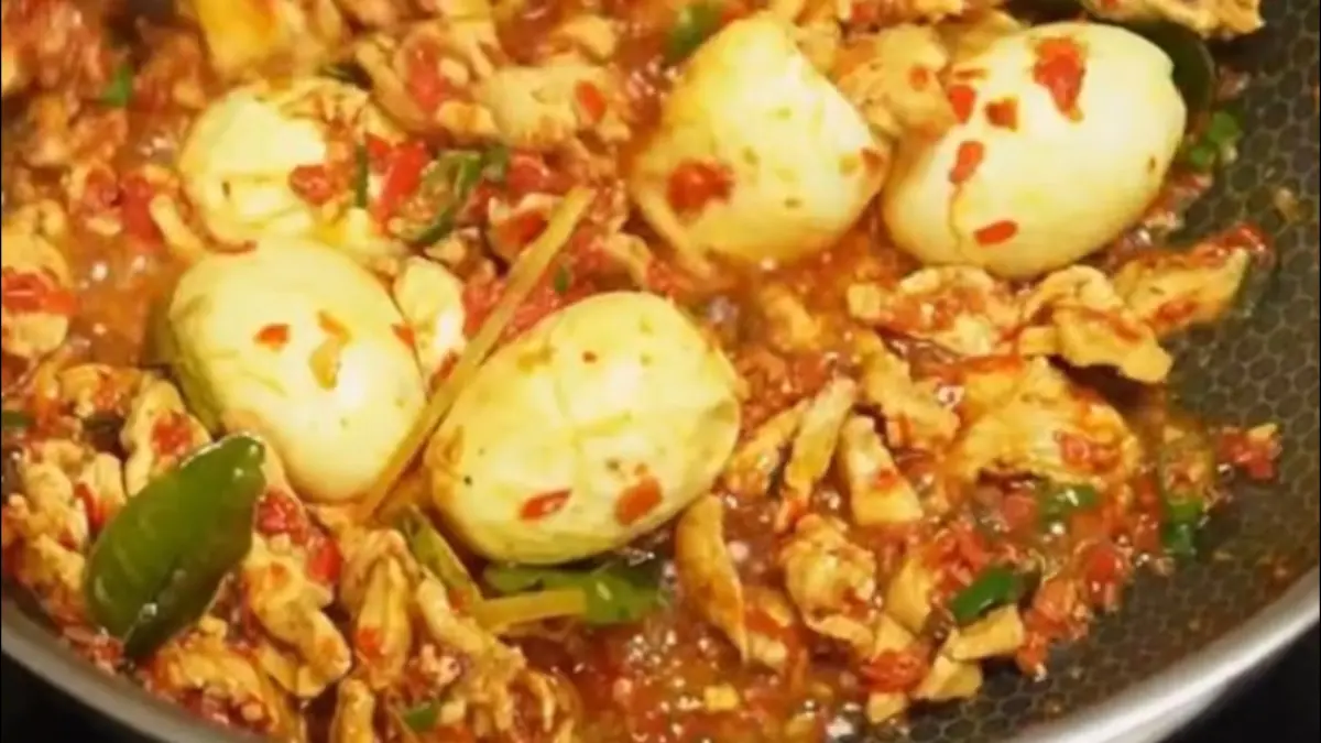 Potret ayam telur balado versi light tanpa banyak minyak. (Instagram: @devyanastasia)