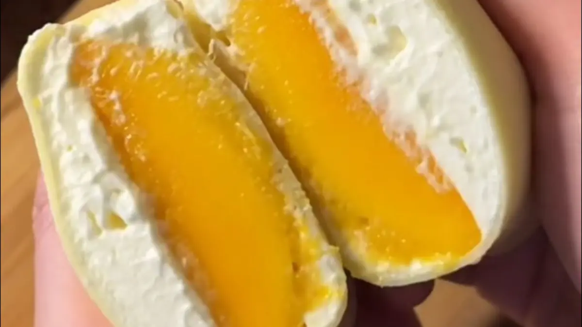 Potret mango crepes lembut dengan whipped cream dan mangga segar. (Instagram: @linhathome)