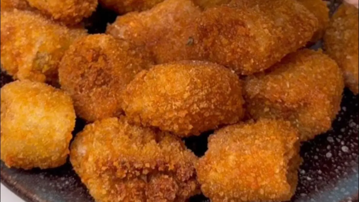 Potret spicy enoki bites dengan rice paper dan breadcrumbs. (Instagram: @adelscooking)
