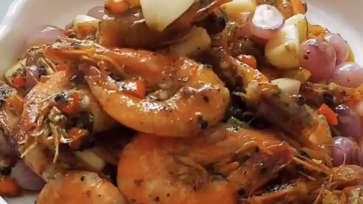 Potret udang caramelized black pepper dengan butter dan lada hitam kasar. (Instagram: @faraleyama)
