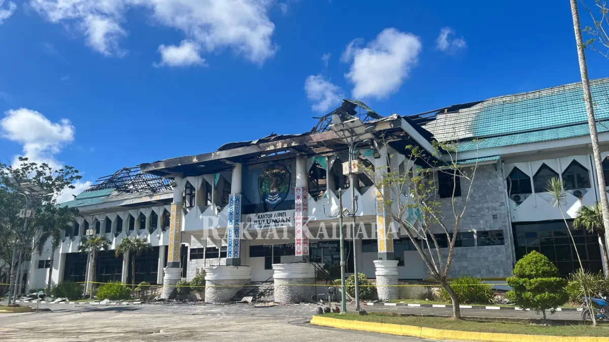 TERBAKAR: Gedung utama Kantor Pemerintahan Kabupaten Bulungan terbakar tadi malam (21/5). (FAISAL/HRK)