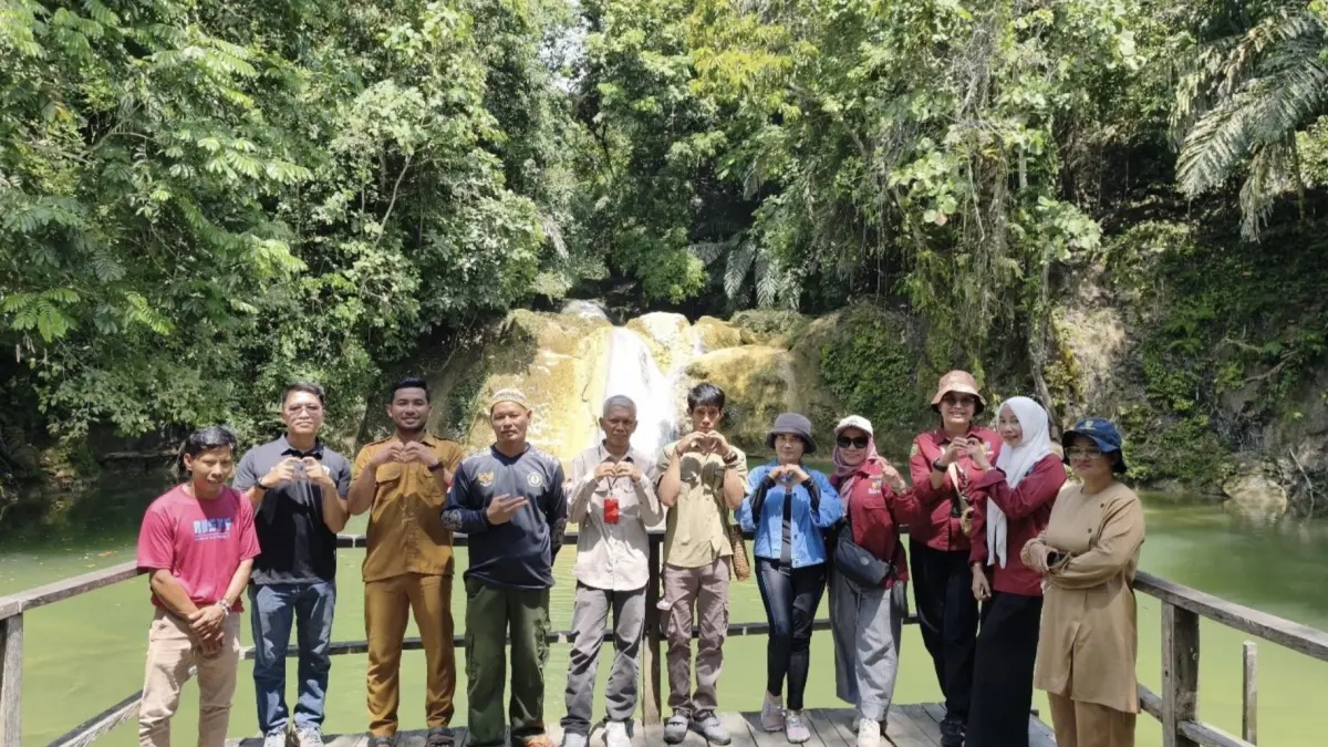 TINDAK LANJUT PERDA: Disbudpar Berau mulai menyosialisasikan rencana penerapan retribusi daerah di Air Terjun Nyalimah, Kampung Teluk Sumbang. (DISBUDPAR UNTUK BERAU POST)