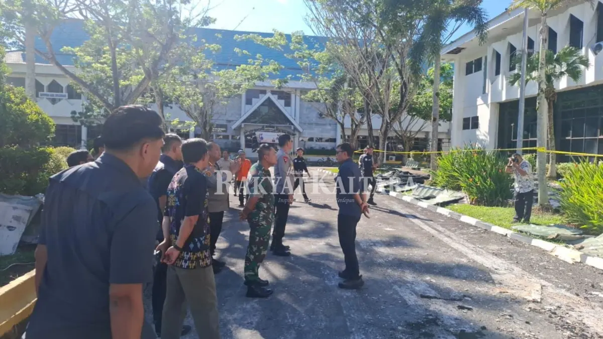 TKP: Tim Polda Kaltara langsung melakukan tinjauan lapangan ke lokasi kebarakan di gedung kantor Pemkab Bulungan. (FAISAL/HRK)