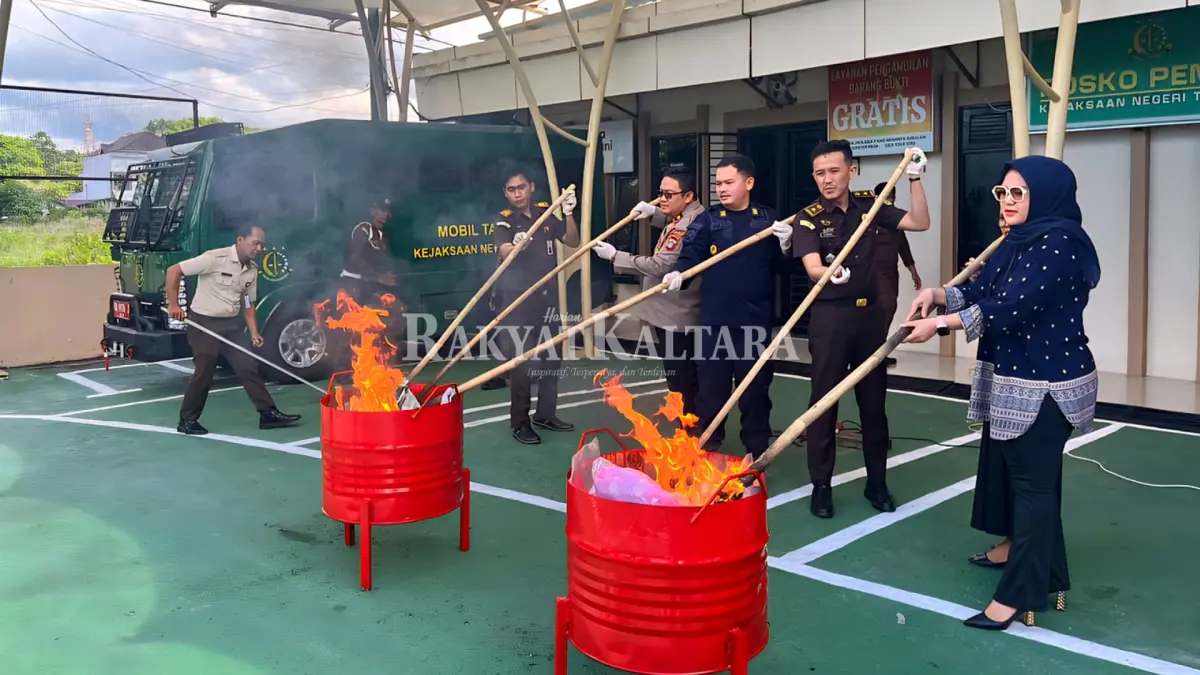 DIBAKAR: Barang rampasan negara dimusnahkan oleh Kejari Tarakan usai dinyatakan berkekuatan hukum tetap, Kamis (21/5). (SEPTIAN ASMADI/HRK)