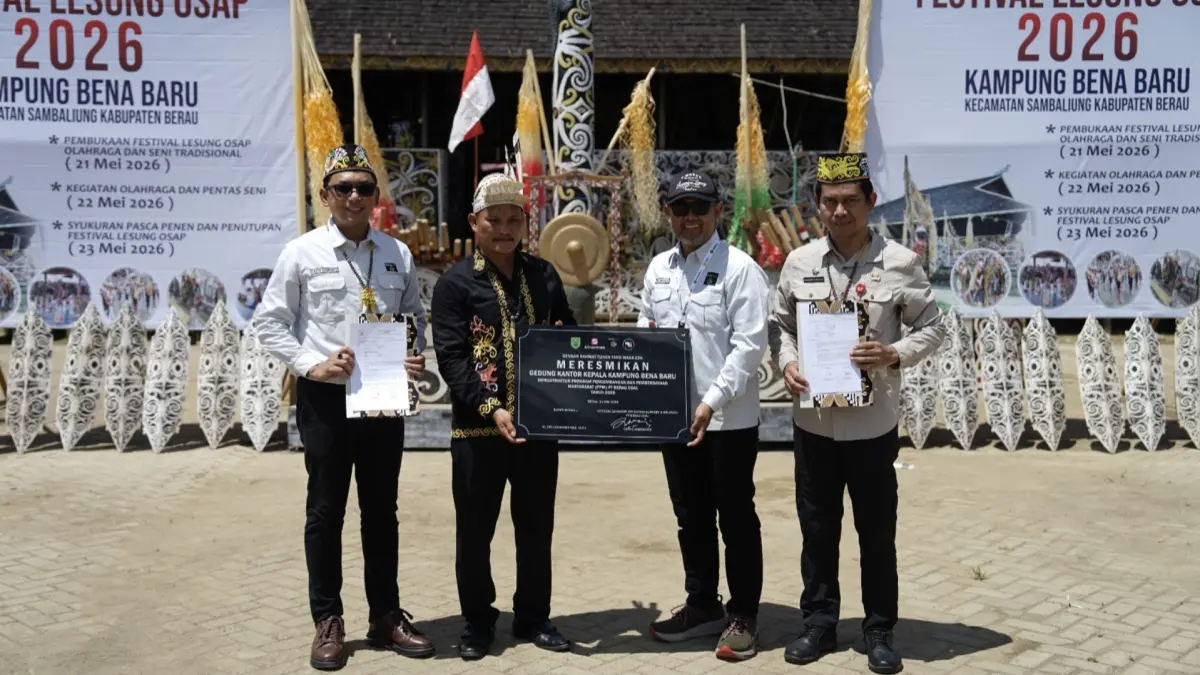 FOTO BERSAMA: Manajemen PT Berau Coal bersama jajaran Pemerintah Kampung Bena Baru, saat foto bersama penyerahan bangunan Kantor Kepala Kampung Bena Baru. (SENO/BP)