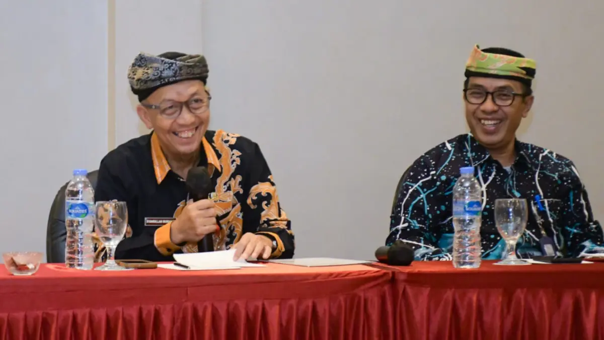 KEBIJAKAN PEMBANGUNAN: Staf Ahli Gubernur Bidang Aparatur, Pelayanan Publik dan Kemasyarakatan, Syahrullah Mursalin, (kiri) membuka kegiatan Program Sinergi dan Kolaborasi untuk Akselerasi Layanan Dasar. (DKISP KALTARA)