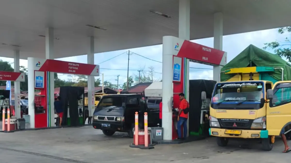 KUOTA TERBATAS: Salah satu penyebab utama panjangnya antrean BBM di SPBU karena keterbatasan kuota BBM. (HRK)