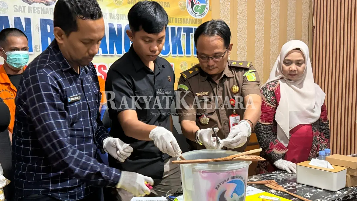 PEMUSNAHAN SABU: Aparat penegak hukum memusnahkan barang bukti berupa sabu, Kamis (21/5). (SEPTIAN ASMADI/HRK)