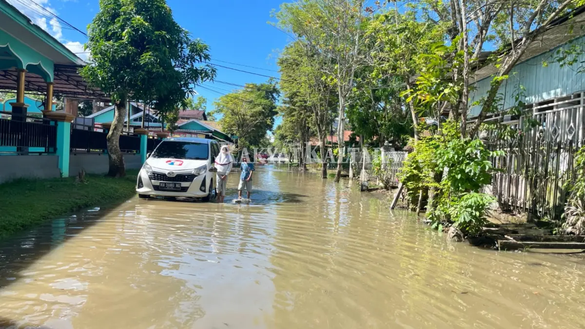 TETAP SIAGA: Kondisi banjir di sejumlah wilayah seperti di Tanjung Selor, Kabupaten Bulungan, mulai berangsur surut. (FAISAL/HRK)