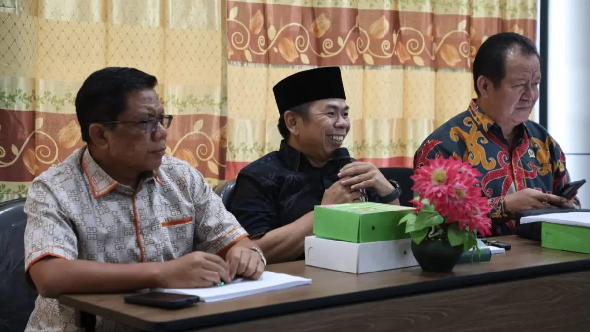 DALAM PEMBAHASAN: Rapat kerja bersama sejumlah OPD terkait bahas Raperda tentang Pembangunan Perkebunan Berkelanjutan. (DPRD KALTARA)