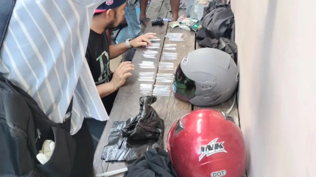 KAMPUNG BERSINAR DIGEREBEK: Tim gabungan membongkar praktik jual beli narkoba di Kampung Bersinar, Selasa (19/5). (POLRES TARAKAN UNTUK HRK)
