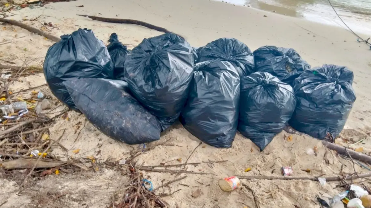 MENUMPUK: Sampah yang ada di area wisata di Bidukbiduk dikeluhkan warga. (SUTAMI UNTUK BERAU POST)