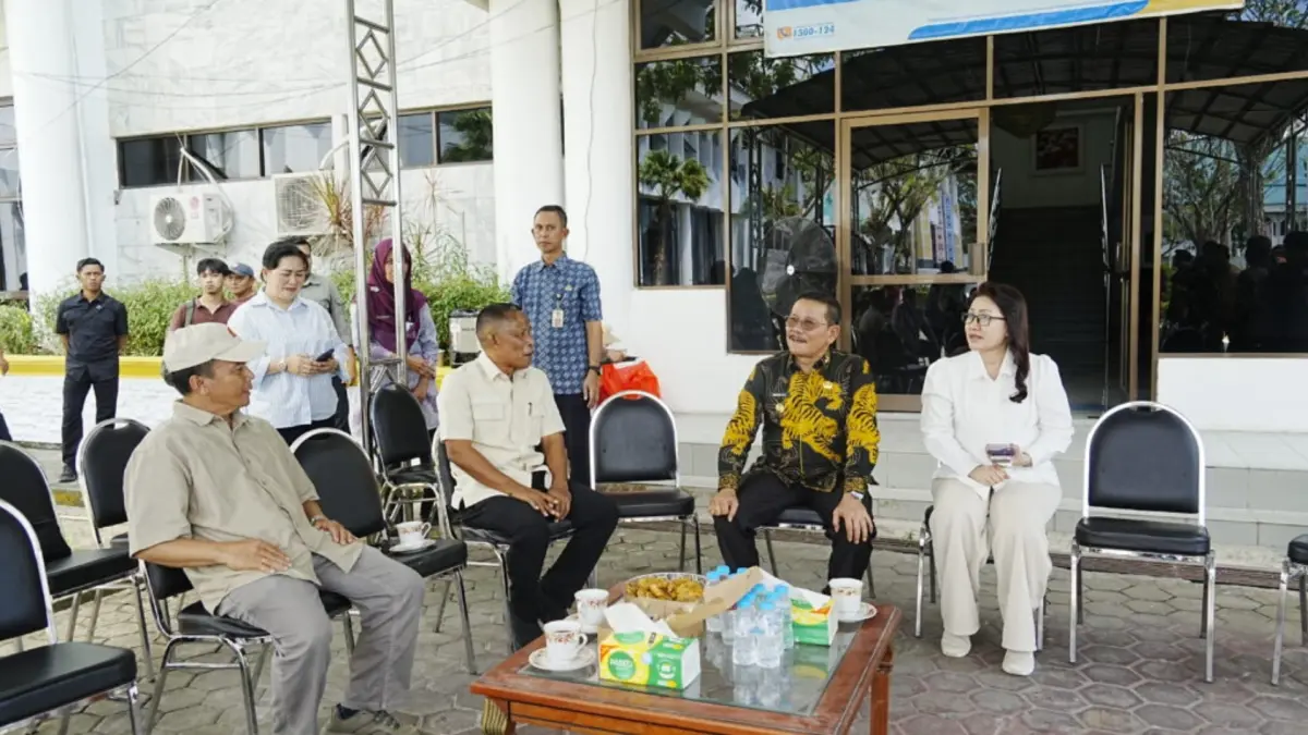 MERASA PRIHATIN: Wagub Kaltara Ingkong Ala, sampaikan keprihatinan atas musibah kebakaran yang melanda gedung utama Kantor Bupati Bulungan. Terlihat kondisi Kantor Bupati Bulungan usai alami kebakaran. (DKISP KALTARA)
